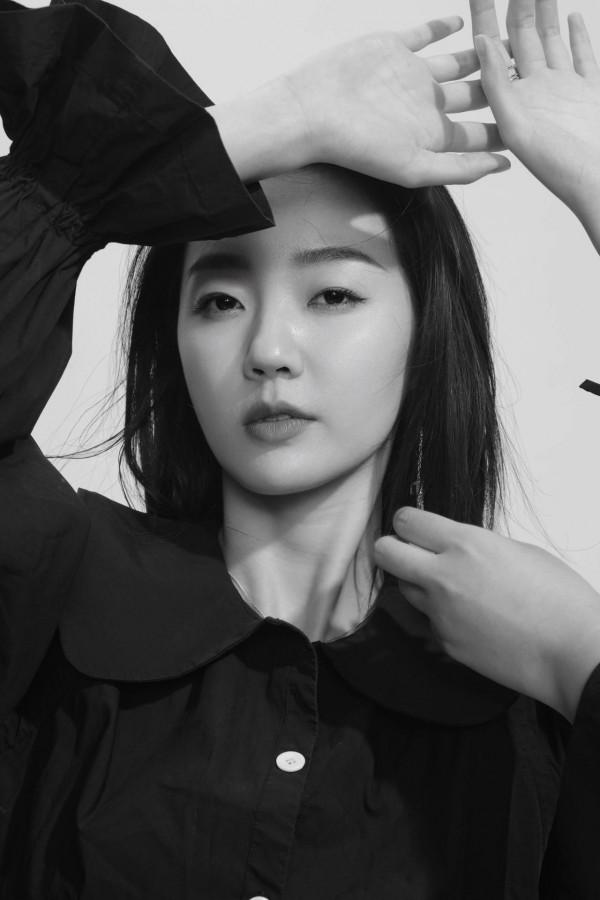 張宇檸黑白情緒感大片 高階質感展凌亂隨性美