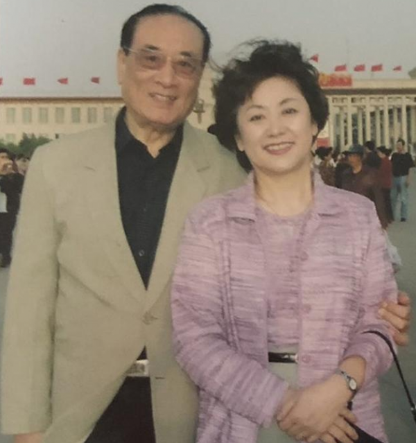 著名演員龐學勤：一代人的男神，一句承諾，照顧精神病妻子一生