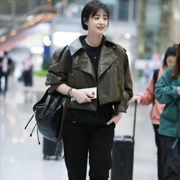 終於get到蔣欣的短髮！不僅超顯臉小，搭配空氣劉海至少嫩十歲