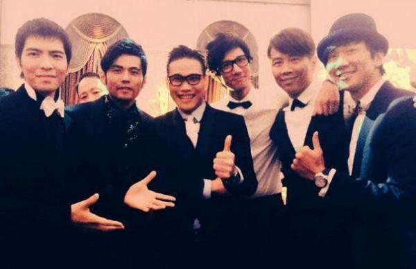 亞洲天王周杰倫王力宏的親密合照，你聽過他們現場演唱對方歌曲嗎