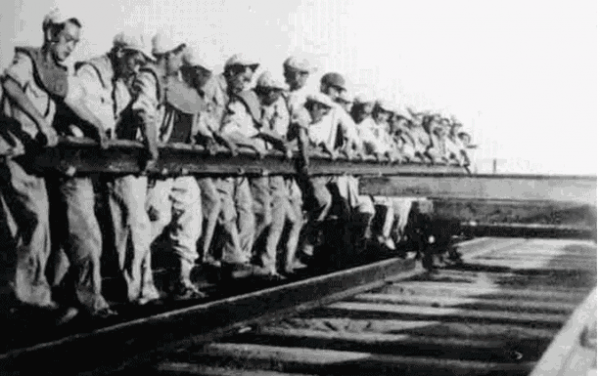 中美朝鮮大戰,麥克阿瑟要炸燬鴨綠江大橋,美國總統連忙反對 中美朝鮮大戰,麥克阿瑟要炸燬鴨綠江大橋,美國總統連忙反對