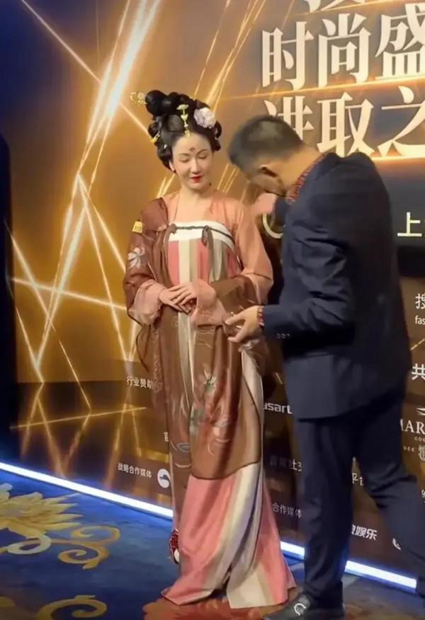 搜狐紅毯生圖曝光！阿嬌造型一言難盡，趙雅芝扮嫩違和，楊穎最佳