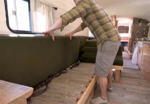 一家四口低價買2001年廢舊大巴，將22㎡空間變成蝸居，生活太幸福