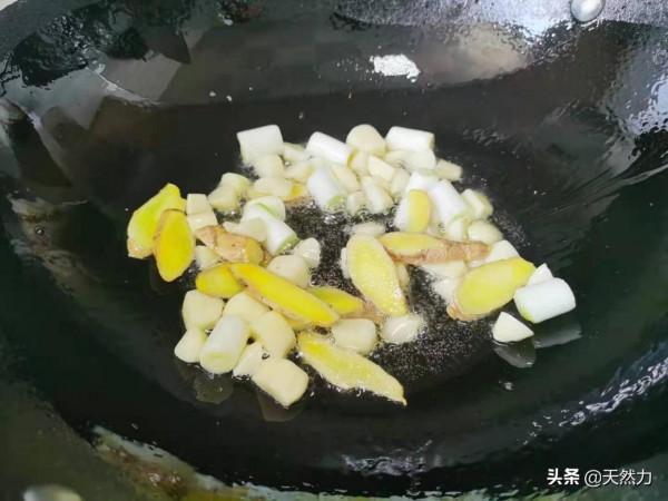 炒雞簡單又好吃的正確做法，不柴不腥，雞肉滑嫩入味，超下飯