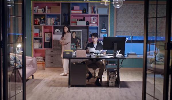 《突圍》靳東秦嵐夫妻倆的家，普普通通的，跟老幹部人設完全不符