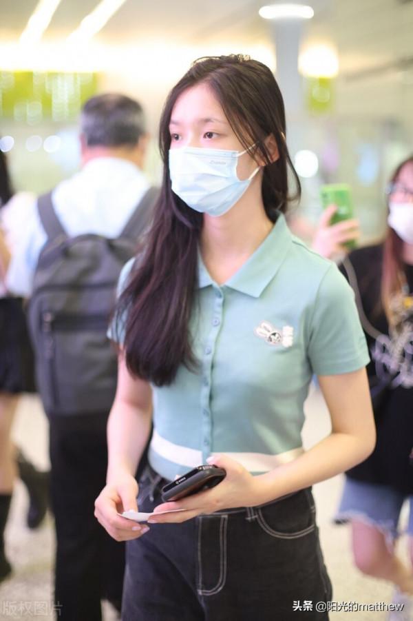 林允身穿豆綠色針織衫搭配拼接牛仔褲青春時髦,長髮垂肩自然美麗 林允身穿豆綠色針織衫搭配拼接牛仔褲青春時髦,長髮垂肩自然美麗