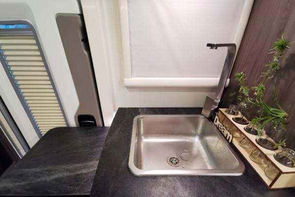 白鯨系列最受歡迎的佈局方式,究竟好在哪?賽德白鯨縱床版房車 白鯨系列最受歡迎的佈局方式,究竟好在哪?賽德白鯨縱床版房車