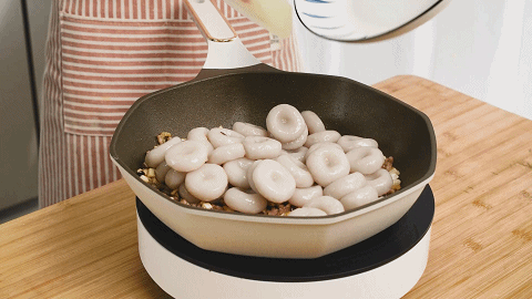 這做法還是頭回見!一捏就好,軟糯頂飽,5塊錢做一大盤 這做法還是頭回見!一捏就好,軟糯頂飽,5塊錢做一大盤