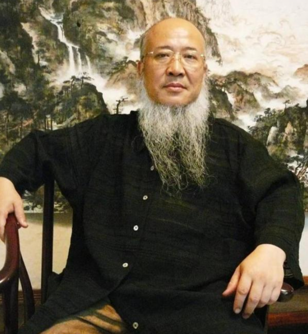 53歲畫家楊彥花費4千萬，迎娶21歲非洲大學生，生子後卻出家為僧