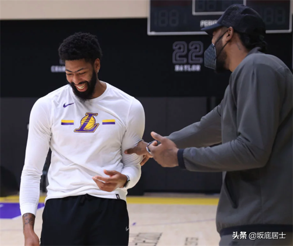 詹姆斯：為什麼球員要練比賽中用不到的東西？西蒙斯：是在說我？