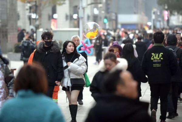 房價持續高漲，導致消費上不去，房奴的年齡越來越小