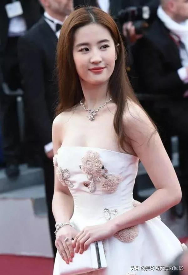 劉亦菲，優雅迷人，盡顯成熟御姐氣質