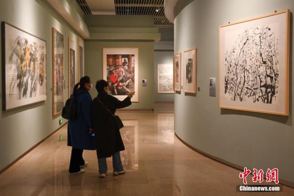 “知行墨境——當代中國畫名家邀請展”吸引參觀者 “知行墨境——當代中國畫名家邀請展”吸引參觀者