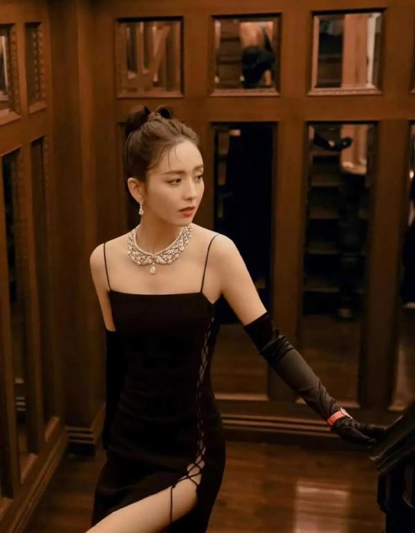 佟麗婭元氣滿滿，一顰一笑都美得讓人移不開眼，溫柔可人