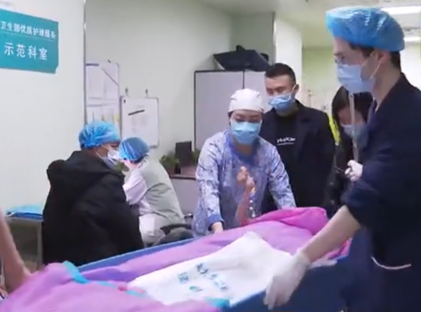 11歲“麻花女孩”李潔智力低於2歲，後背植入30顆螺釘，後來怎樣