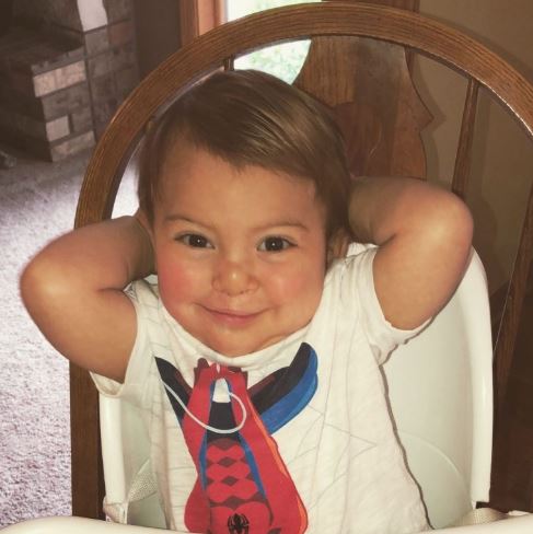 父母不顧醫生建議拒絕墮胎，重度唇顎裂的寶寶現在長成美男了