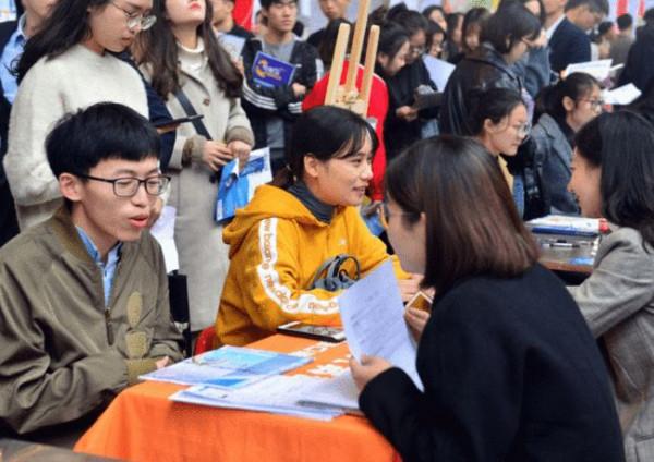 985大學舍友聚會，選擇金融行業和公務員，15年後差距一目瞭然