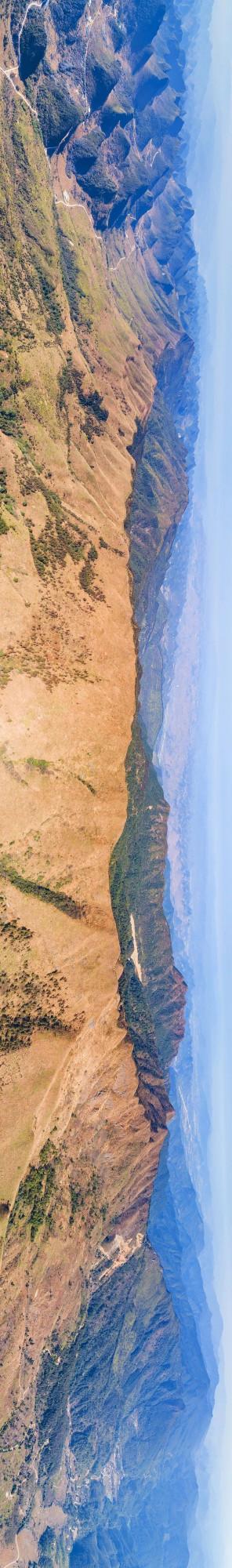 閒登廣東莫六公頂，在絕美山脊線俯瞰千座秀麗喀斯特峰叢