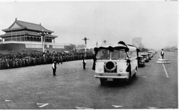 深切緬懷我們敬愛的周總理…