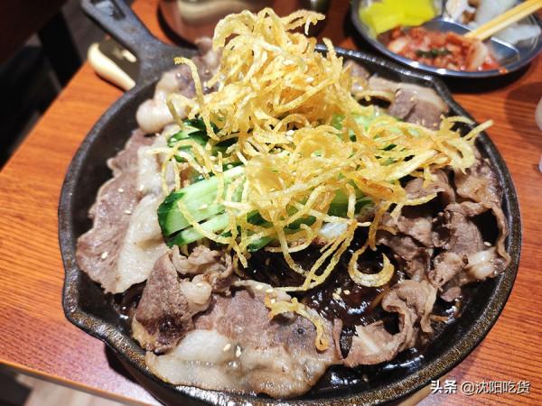 西塔小衚衕裡的炒碼面，面基本被鮑魚八爪魚大蝦蓋住了