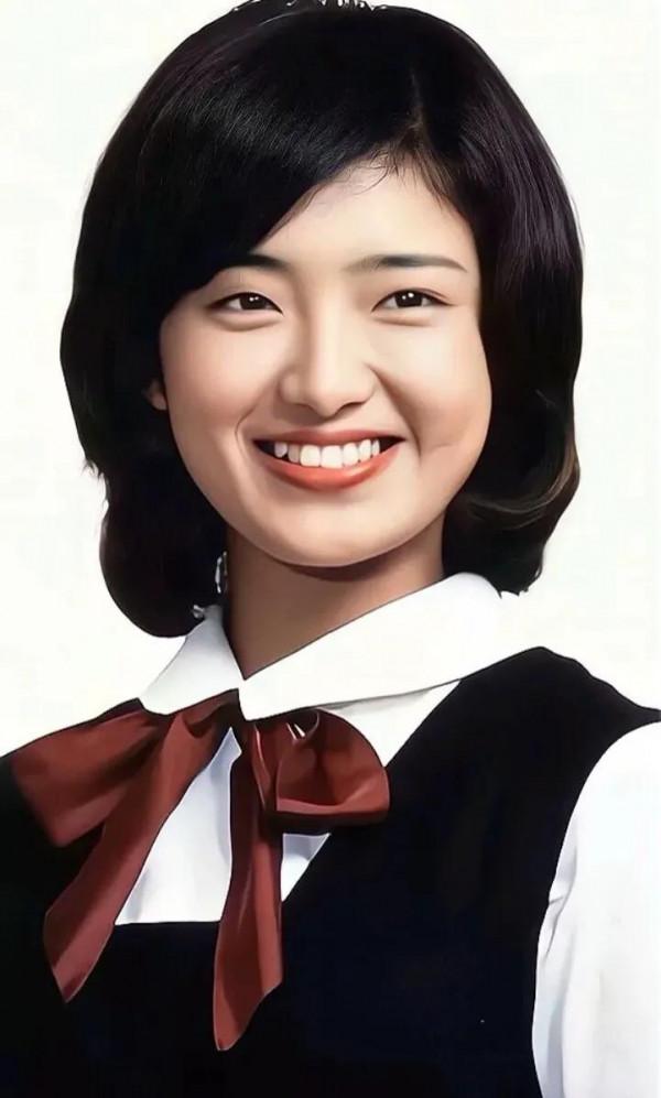 曾紅遍全世界的日本櫻花女神山口百惠，為愛隱退