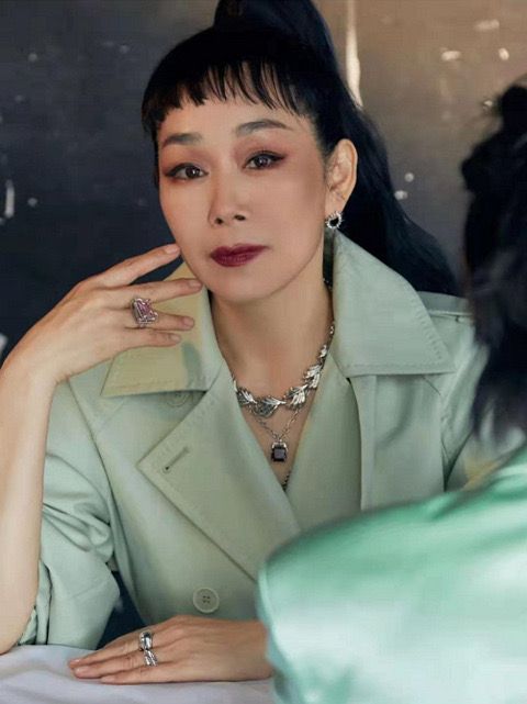 張馨予母女合體拍大片，媽媽穿綠色風衣扎高馬尾，腰和女兒一樣細