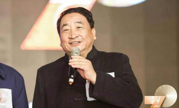 徒孫也好,女兒也罷,姜昆摟著女士腰拍照,本就失禮之舉 徒孫也好,女兒也罷,姜昆摟著女士腰拍照,本就失禮之舉