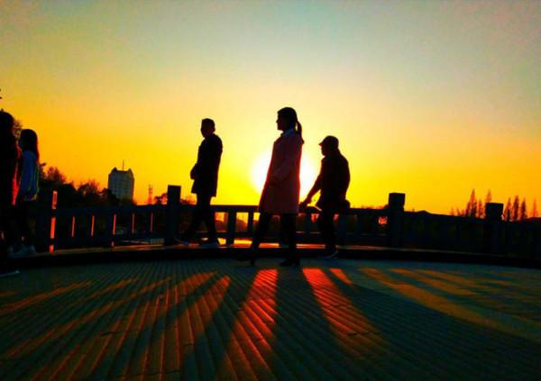 農村雙胞胎高考成績僅差1分，雙雙考入名校後，父親卻因學費沉默