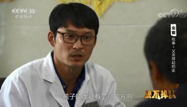 安徽7歲男孩一場大病，母親提出離婚，父親帶2孩獨自撐起一個家