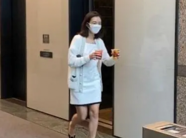 29歲港姐冠軍轉行當上班族,加班至凌晨仍很享受,稱現在生活自由 29歲港姐冠軍轉行當上班族,加班至凌晨仍很享受,稱現在生活自由