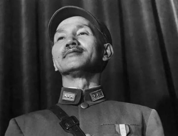 得知張靈甫被擊斃,蔣介石走到上將面前,打他一耳光:給我出去 得知張靈甫被擊斃,蔣介石走到上將面前,打他一耳光:給我出去