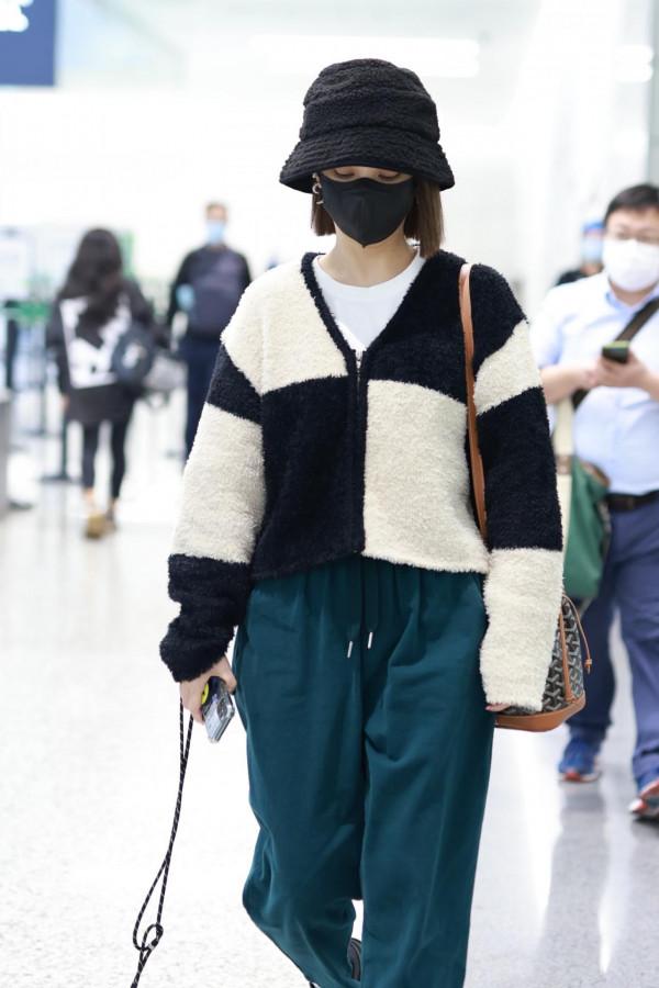 楊丞琳戴漁夫帽穿大頭皮鞋現身機場 楊丞琳戴漁夫帽穿大頭皮鞋現身機場