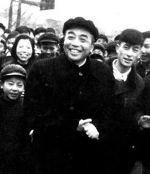 1958年，彭德懷回老家視察，捐500元修水庫，留下一張珍貴回鄉照