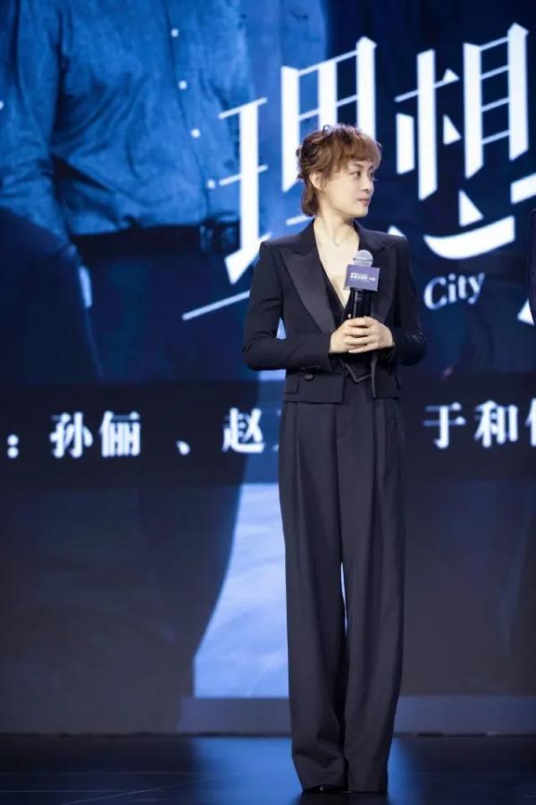 孫儷這回風格大變，穿彩虹上衣配短褲亮相，就她能穿出高階感