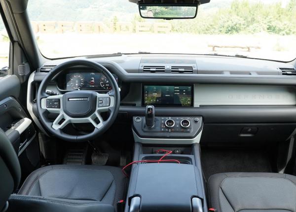 路虎衛士90解析，3門5座定位，配3.0T引擎+48V輕混系統