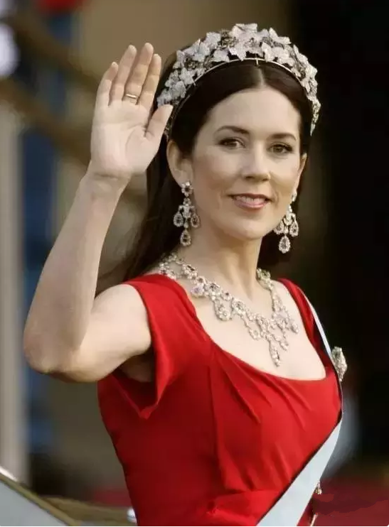 50歲瑪麗慶生照，和王儲老公穿情侶裝，同款白襯衫清爽減齡又貴氣