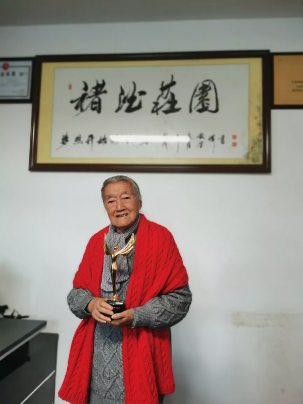 褚酒人榮膺兩大菁英獎項，擔任《創業與創新》論壇主持