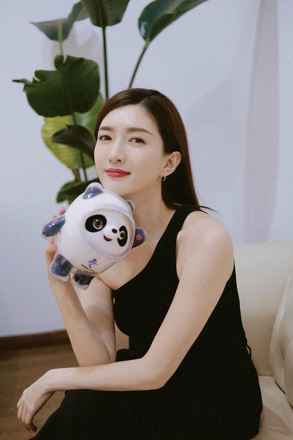 實現一墩一融!江疏影曬與冰墩墩雪容融合照 實現一墩一融!江疏影曬與冰墩墩雪容融合照