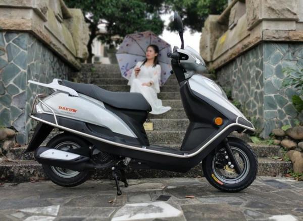 大運平民踏板佳影,125排量馬力7.6匹,符合國四標準,售5280元 大運平民踏板佳影,125排量馬力7.6匹,符合國四標準,售5280元