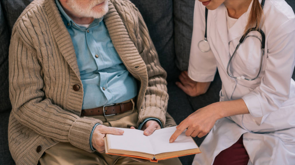 65歲阿姨哭訴:照顧生病的長壽老人,時間越長,對子女的傷害越大 65歲阿姨哭訴:照顧生病的長壽老人,時間越長,對子女的傷害越大