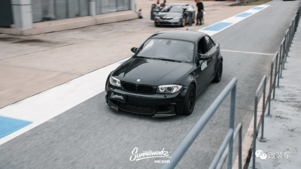 珍獸般的黑武士寶馬1M,開慣了500馬力本田S2000也不一定能駕馭 珍獸般的黑武士寶馬1M,開慣了500馬力本田S2000也不一定能駕馭