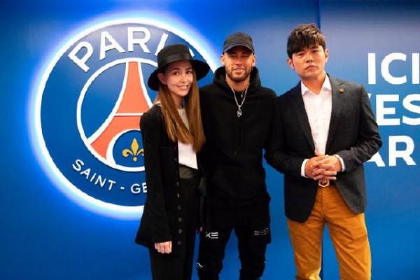 周杰倫觀看梅西主場比賽，獲贈巴黎球衣，與內馬爾和姆巴佩合影