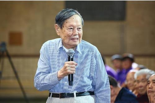 楊振寧晚年改回中國籍，只為養老？看看他對國家做的貢獻有多大吧