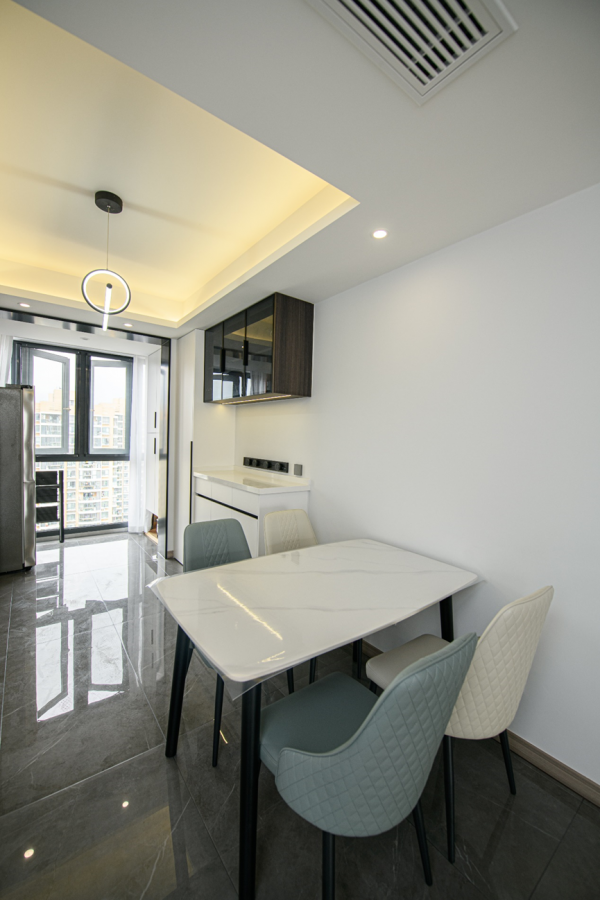 28萬將91㎡毛坯房打造成時尚現代風，巧改餐廳多出一面收納牆