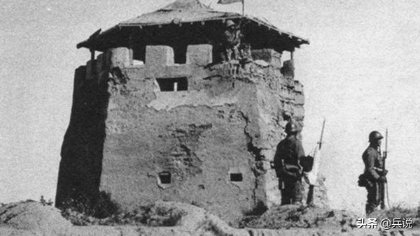 八路軍火燒炮樓，偽軍隊長跳樓墜亡，最後跳下披頭散髮的女人