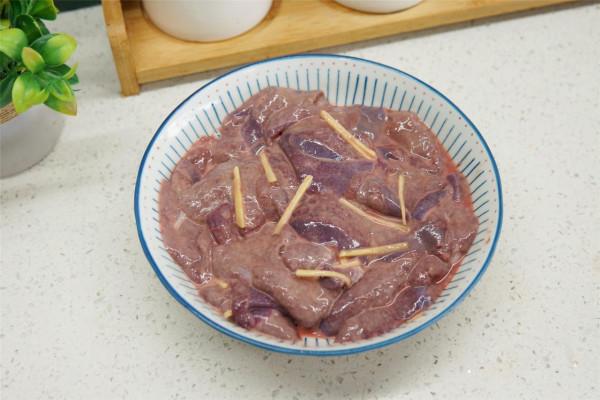 秋季,菠菜和豬肝真是絕配,含鐵元素充足,常吃元氣滿滿過秋天 秋季,菠菜和豬肝真是絕配,含鐵元素充足,常吃元氣滿滿過秋天