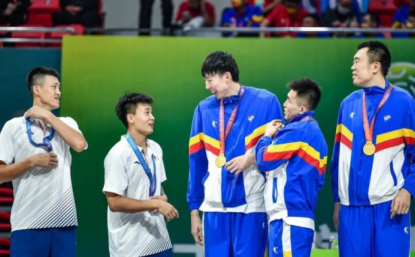 球迷瘋狂互噴！周琦和趙睿，在領獎臺上談笑風生！畫風突變啊