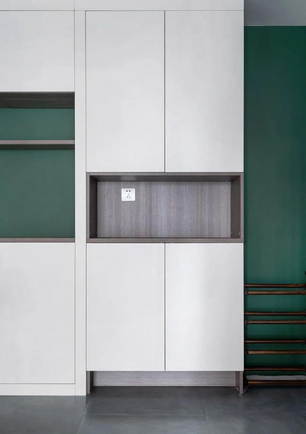 走進她家，就被簡約乾淨的氛圍吸引，室內清爽明亮，生活非常幸福