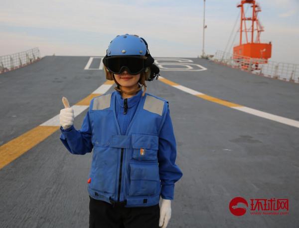 扛起幾十斤殲15繫留索的遼寧艦哈薩克族女兵:甲板面保障時刻保持高度警惕 扛起幾十斤殲15繫留索的遼寧艦哈薩克族女兵:甲板面保障時刻保持高度警惕