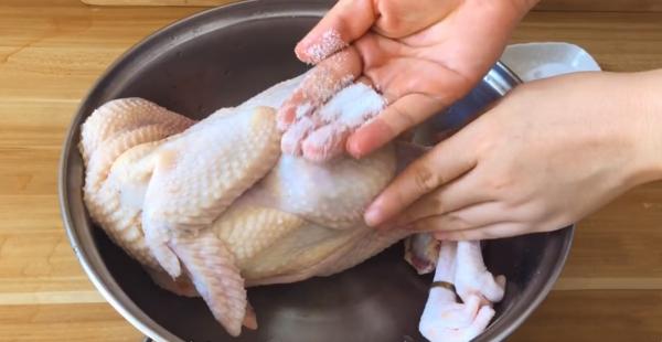 整隻雞扔進電飯鍋,不加油不加水,軟爛脫骨,比廣東烤雞還要好吃 整隻雞扔進電飯鍋,不加油不加水,軟爛脫骨,比廣東烤雞還要好吃